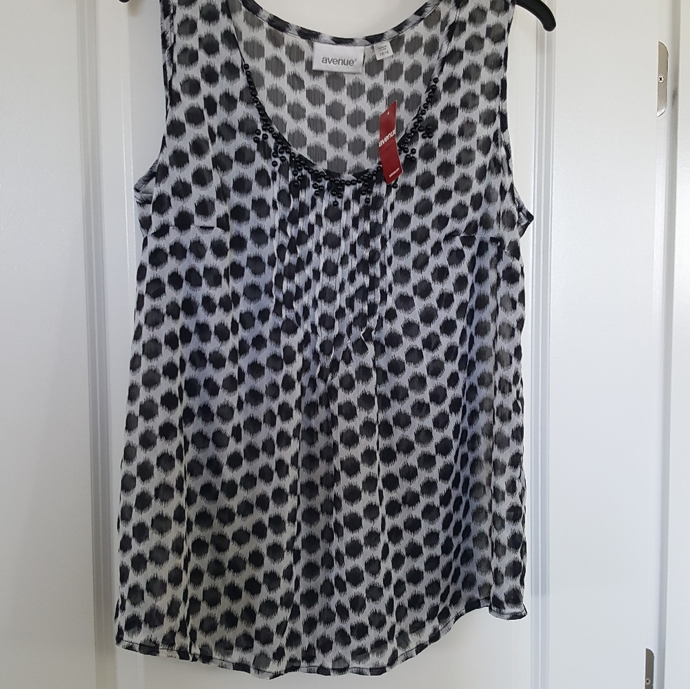 Avenue NWT black & white top size 14/16